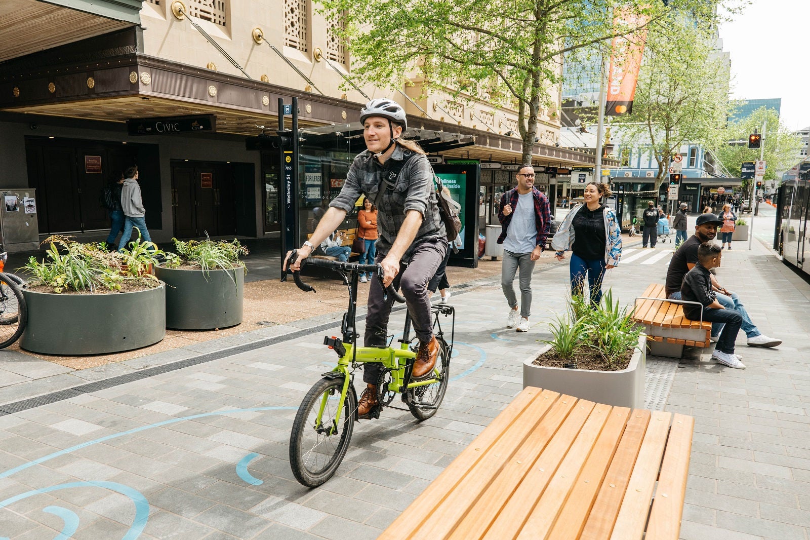 Cyclist and pedestrians using the shared path down Queen St