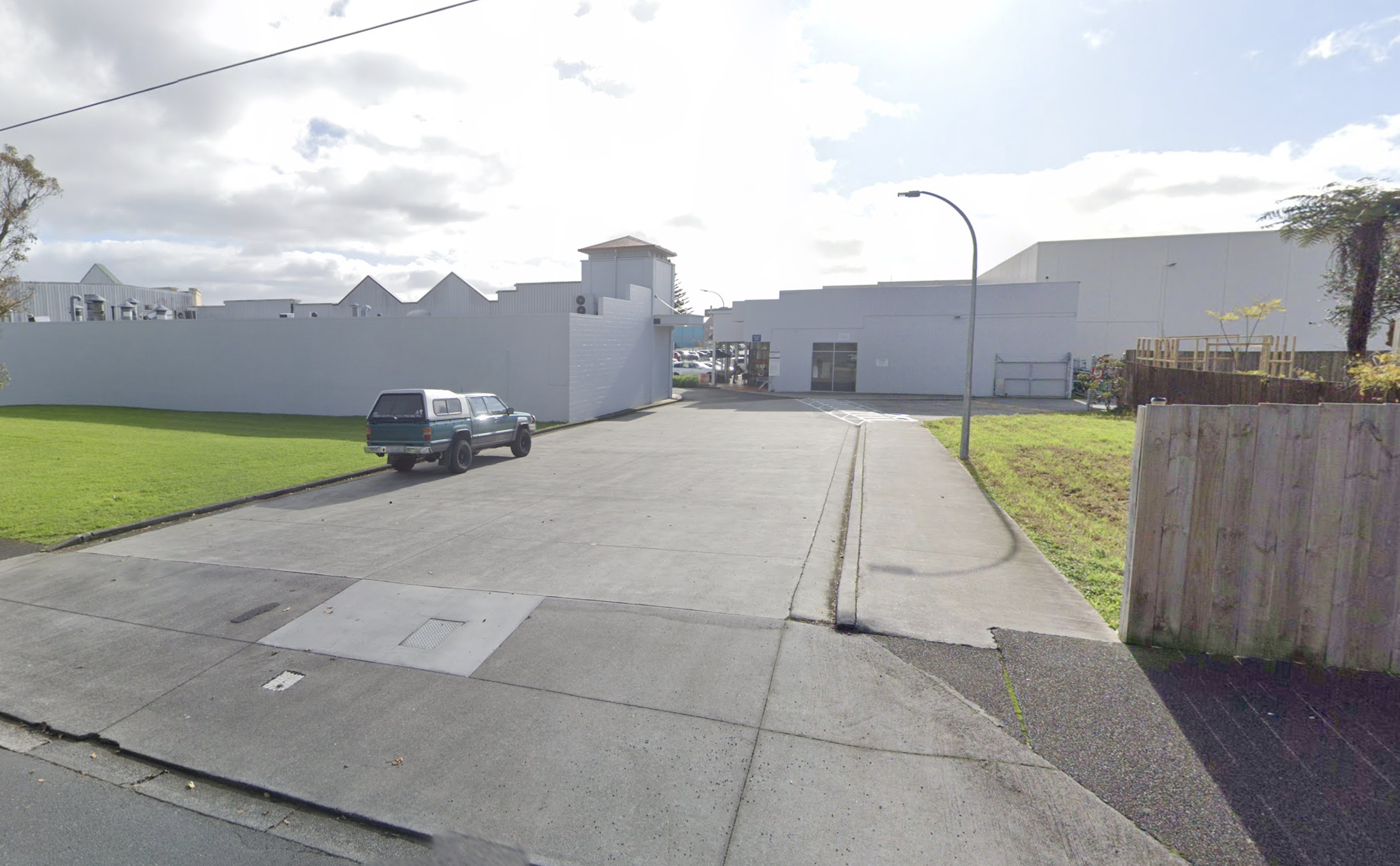 Pedestrian and vehicle access from local shops to Ewington Ave.
