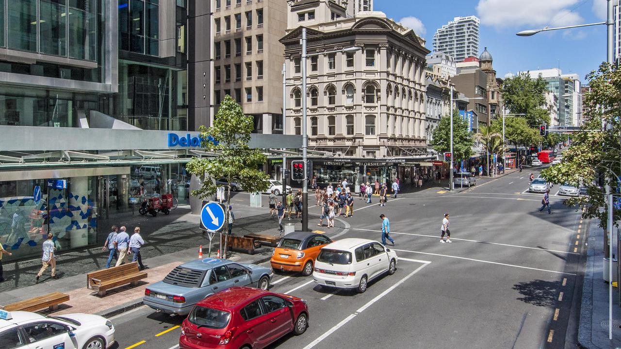 Pre COVID lockdown view onto Queen St and Shortland intersection, 2 lanes each way