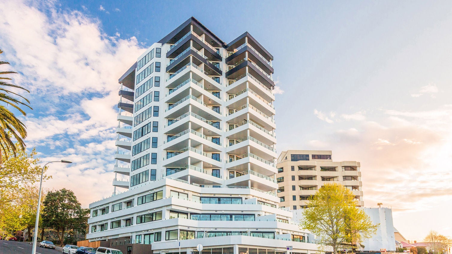 Looking up at the apartments from Hopetoun St, corner Hereford St.