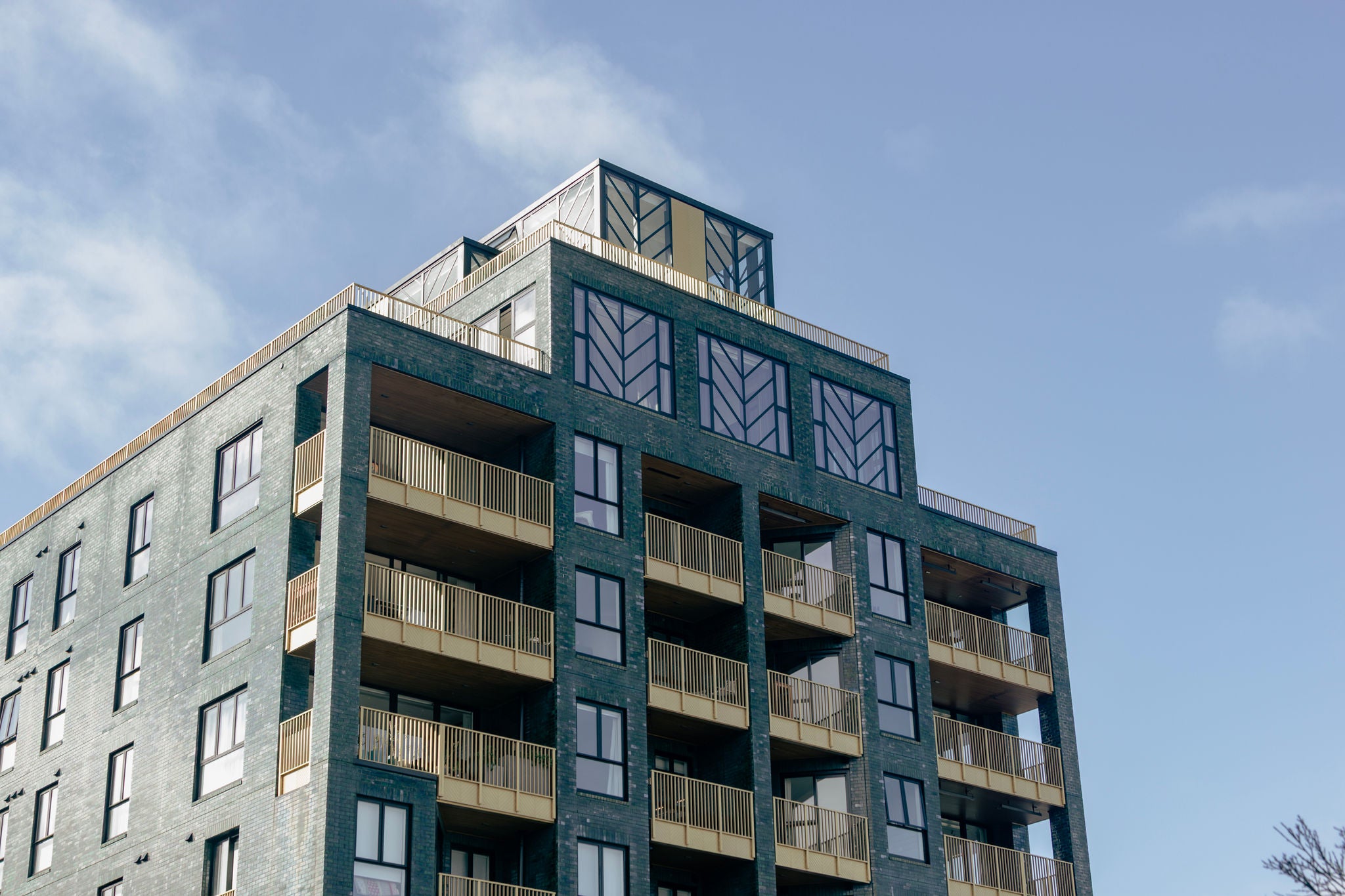 Image of the top 4 floors from Williams Ave.